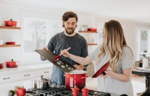 Kookhobby starten: ingrediënten en kookboek op aanrecht