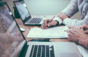 Werken met passie: laptop en notitieboek op bureau