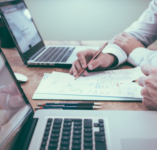 Werken met passie: laptop en notitieboek op bureau